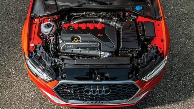 Repairing the Audi RS 3 engine