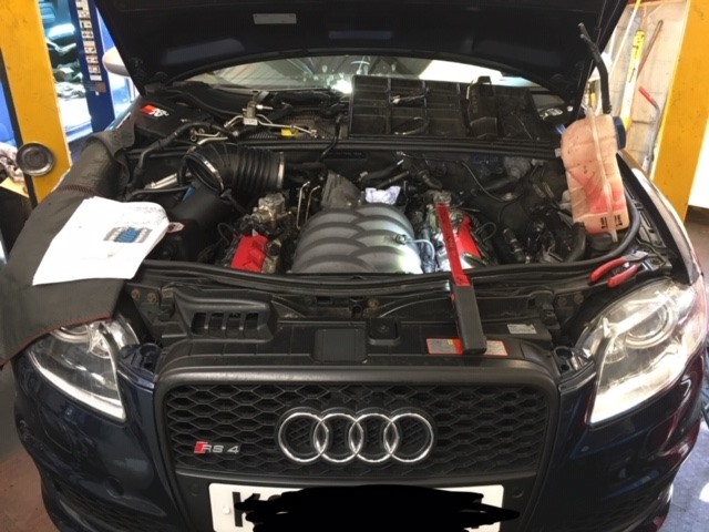 Repairing the Audi RS 4 engine